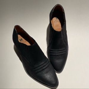 White Mountain black shoe boots